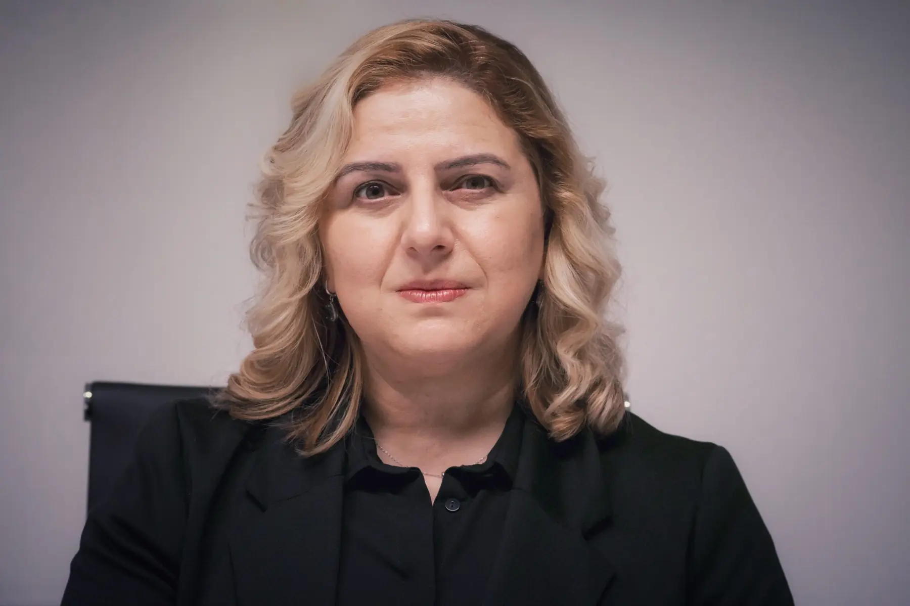 Ayşe Kalyon aan haar bureau