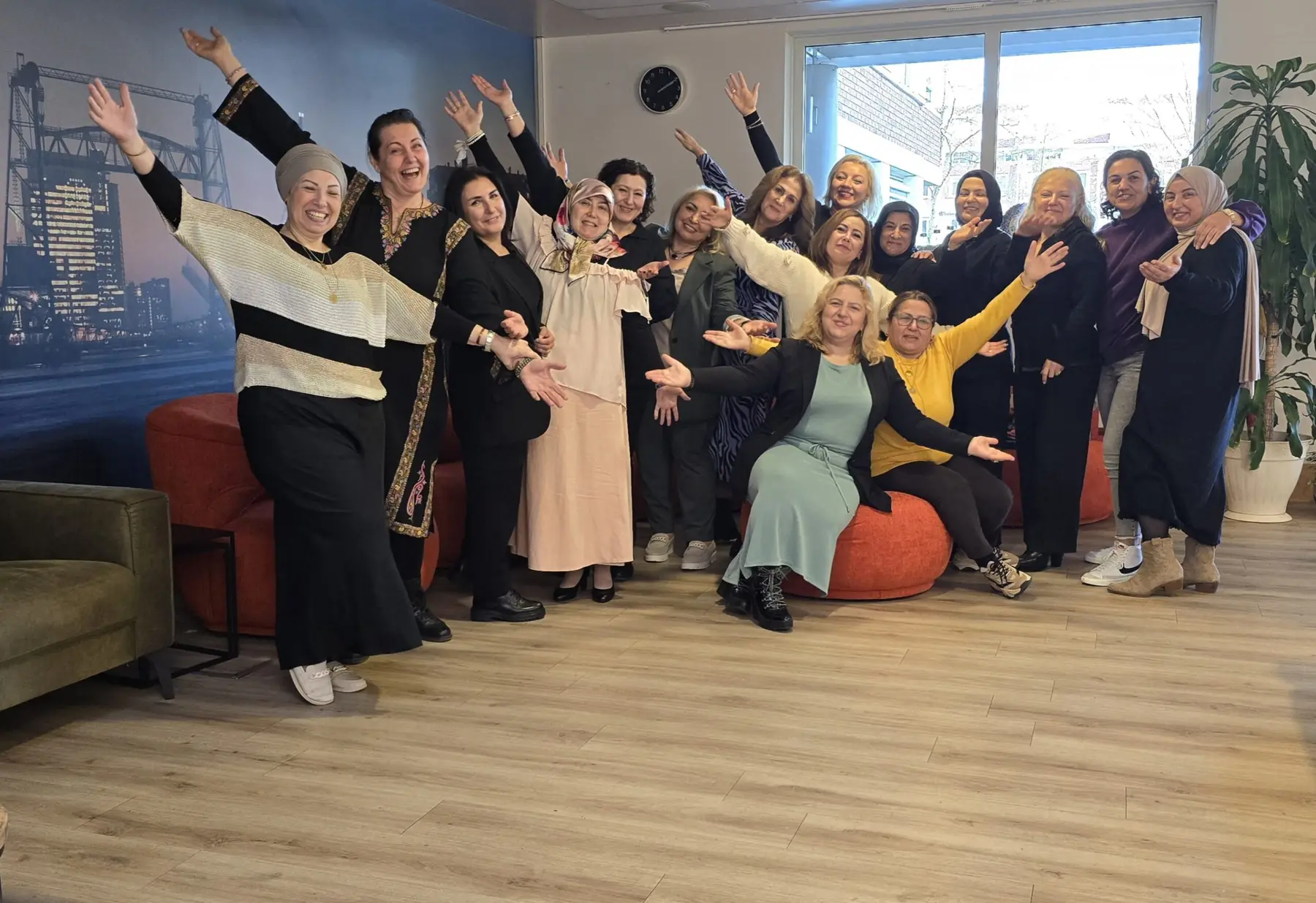 Kleine trainingsgroep tijdens een oefening in paartjes